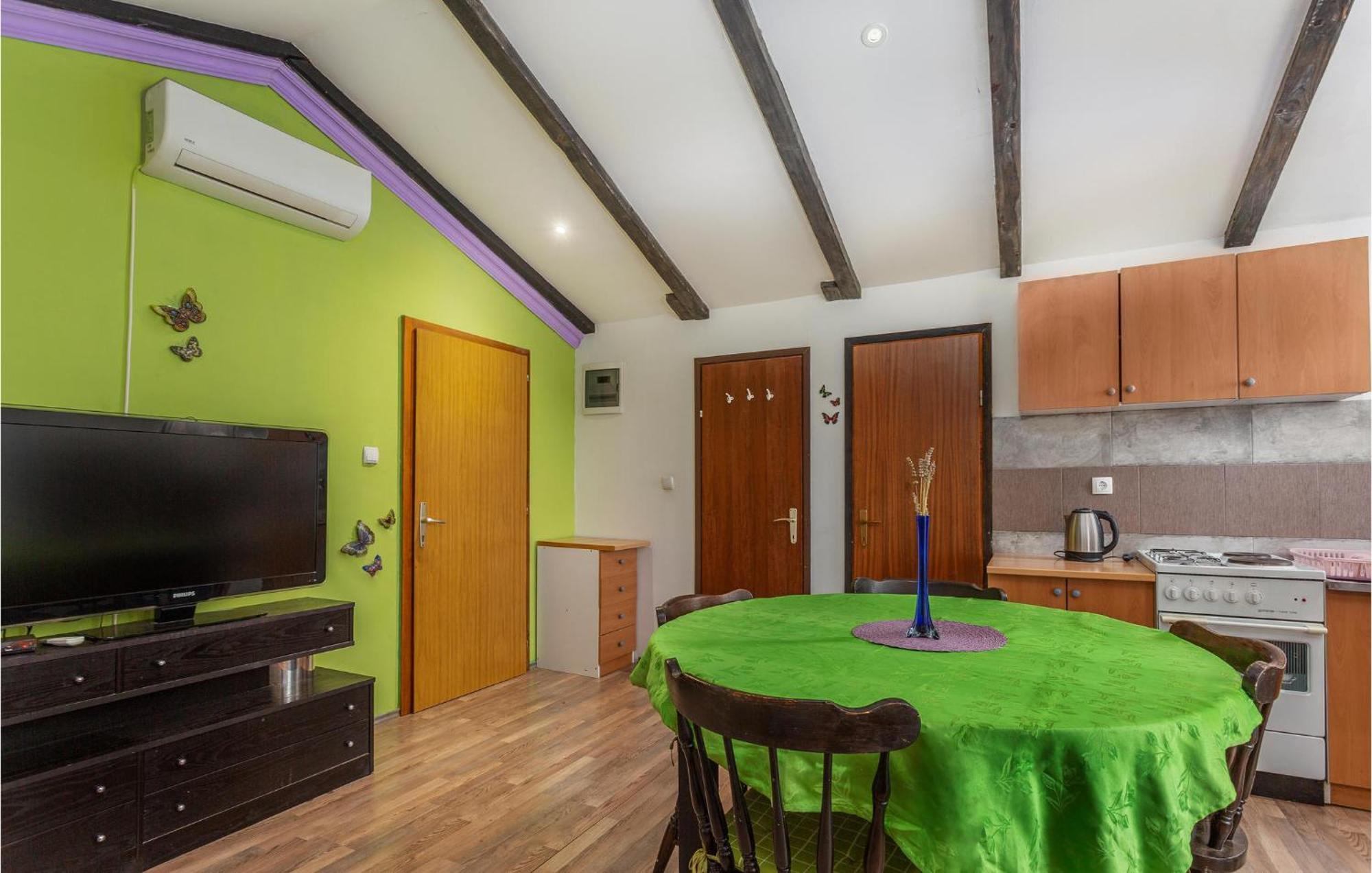 2 Bedroom Amazing Apartment In Njivice Eksteriør bilde